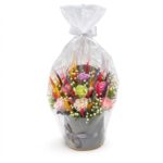 Aranjament floral premium în cutie gri cu trandafiri din mătase multicolori, spice de grâu decorative și lavandă, ambalat elegant în celofan transparent cu fundă albă, pe fundal alb pur.