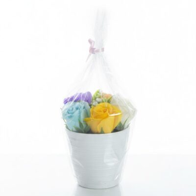 Aranjament floral cu flori decorative deosebite în ghiveci ceramic alb, design modern pentru casă.