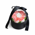 Aranjament elegant cu trandafiri artificiali roz și alb în cutie premium neagră cu capac transparent, ideal pentru cadou romantic, decor casă sau surpriză specială.
