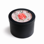 Aranjament elegant cu trandafiri artificiali roz în cutie rotundă premium neagră, ideal pentru cadou romantic, decor casă sau surpriză specială pentru femei.