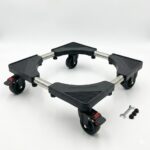 O bază de rulare reglabilă neagră, cu patru roți pivotante (două cu frâne roșii), pentru mutarea electrocasnicelor grele precum mașini de spălat și frigidere. Include o cheie mică și șuruburi. Fundal alb curat.