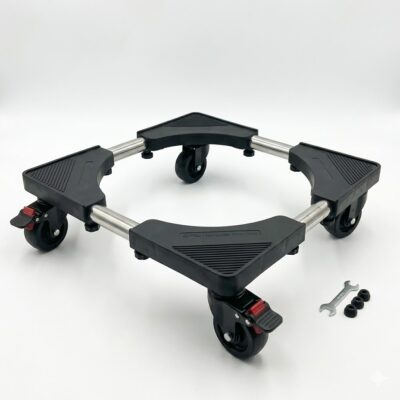 O bază de rulare reglabilă neagră, cu patru roți pivotante (două cu frâne roșii), pentru mutarea electrocasnicelor grele precum mașini de spălat și frigidere. Include o cheie mică și șuruburi. Fundal alb curat.