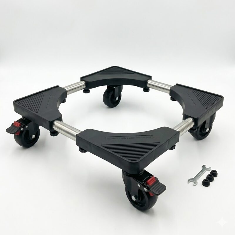 O bază de rulare reglabilă neagră, cu patru roți pivotante (două cu frâne roșii), pentru mutarea electrocasnicelor grele precum mașini de spălat și frigidere. Include o cheie mică și șuruburi. Fundal alb curat.