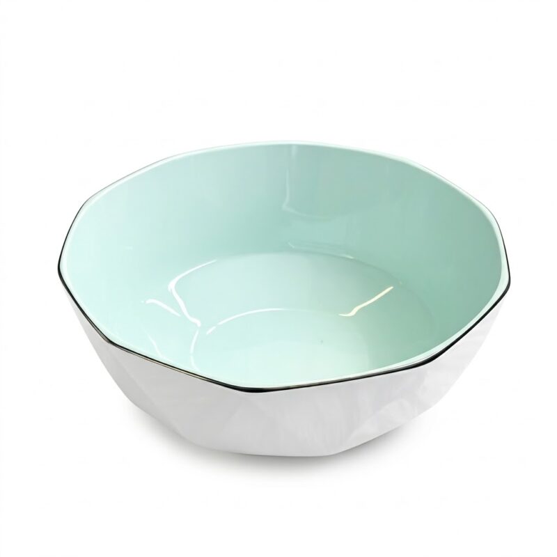 Un bol ceramic minimalist, cu exterior alb și formă geometrică fațetată, având interiorul de culoare turcoaz deschis și o linie neagră subțire pe margine, prezentat pe un fundal alb curat.