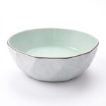 Bol pentru salată, cu interior verde mentă, exterior alb texturat și margine fină, izolat pe fundal alb.