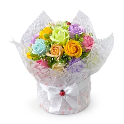 Buchet de trandafiri din săpun multicolori (galben, roz, bleu, mov) într-un ambalaj decorativ alb cu fundiță și buburuză, pe fundal alb pur