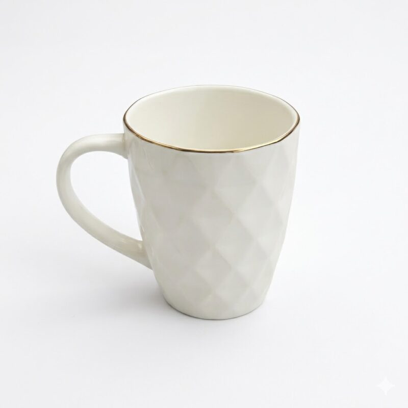 Cana din ceramica albă, cu un model geometric texturat de tip diamant și o margine subțire aurită. Fotografie de produs AYBR Home.