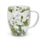 Cană perete dublu cu flori albe și verzi.