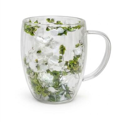 Cană perete dublu cu flori albe și verzi.