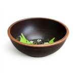 Castron tradițional din lut maro închis, pictat manual în interior cu motive florale, frunze verzi și flori albe, pe un fundal alb.