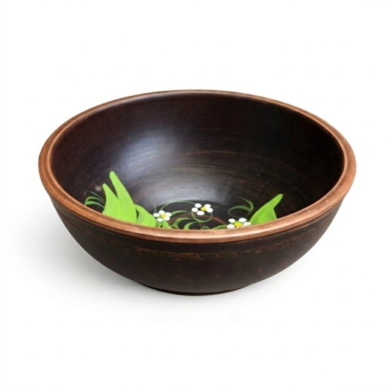 Castron tradițional din lut maro închis, pictat manual în interior cu motive florale, frunze verzi și flori albe, pe un fundal alb.