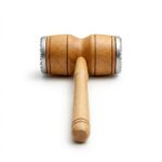 Ciocan din lemn robust cu capete metalice pentru frăgezit carnea și preparat șnițele, vedere frontală