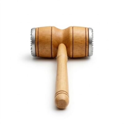 Ciocan din lemn robust cu capete metalice pentru frăgezit carnea și preparat șnițele, vedere frontală