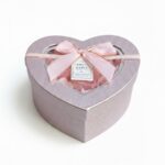 Cutie Cadou în Formă de Inimă Roz cu Sclipici și Trandafiri