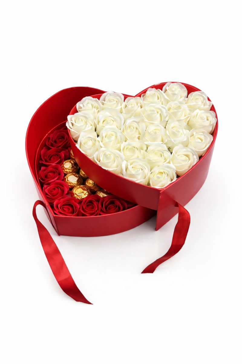 Cutie cadou rosie in forma de inima cu trandafiri albi eleganti, aranjament romantic premium pe fundal alb pentru magazin online