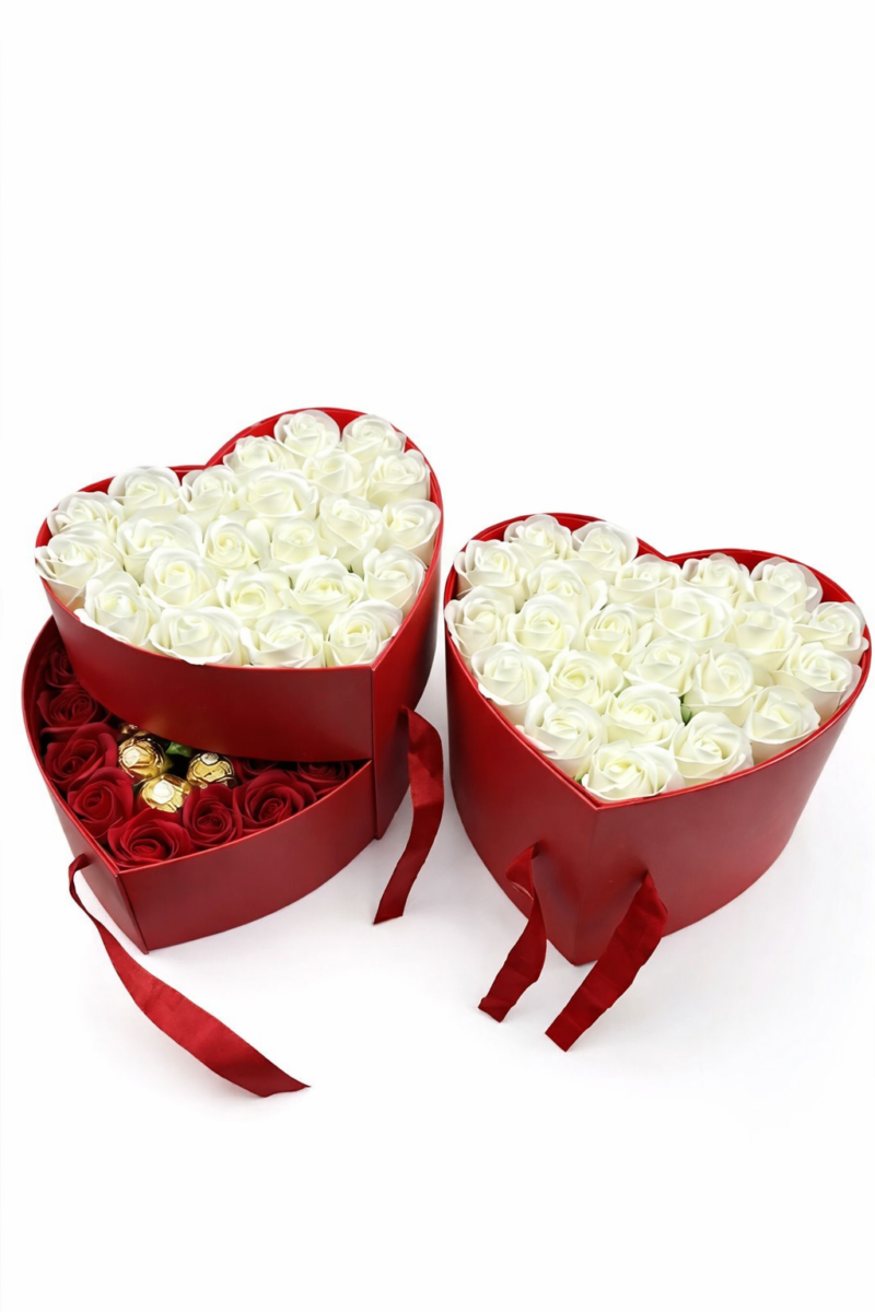 Cutie cadou rosie in forma de inima cu trandafiri albi eleganti, aranjament romantic premium pe fundal alb pentru magazin online