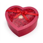 Cutie roșie în formă de inimă cu trandafiri din mătase premium, cadou elegant pentru ocazii speciale.
