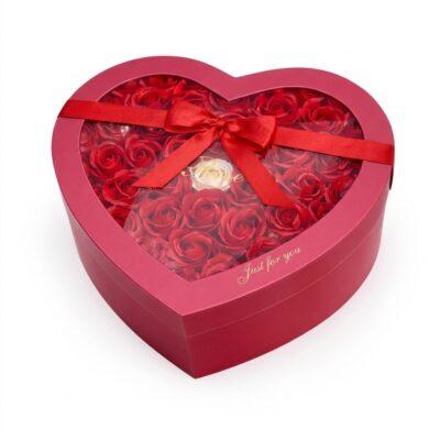 Cutie roșie în formă de inimă cu trandafiri din mătase premium, cadou elegant pentru ocazii speciale.