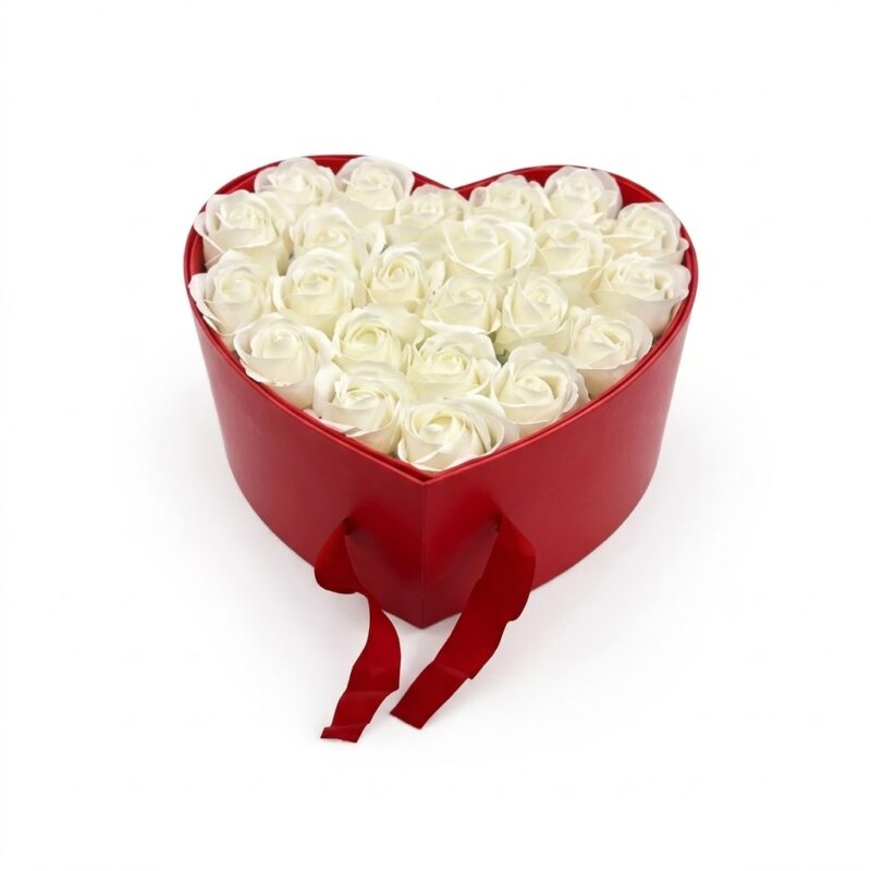 Aranjament cadou cutie inimă etajată cu trandafiri mătase premium roșii și albi și ciocolată.