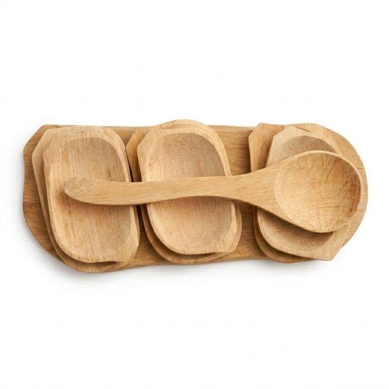 Vedere orizontală a unui set de servire din lemn pentru aperitive, cu boluri așezate liniar și o lingură mare.