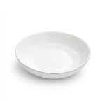 Farfurie adâncă albă cu finisaj lucios și margine subțire, ideală pentru servirea supelor sau a pastelor.