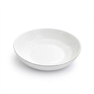 Farfurie adâncă albă cu finisaj lucios și margine subțire, ideală pentru servirea supelor sau a pastelor.