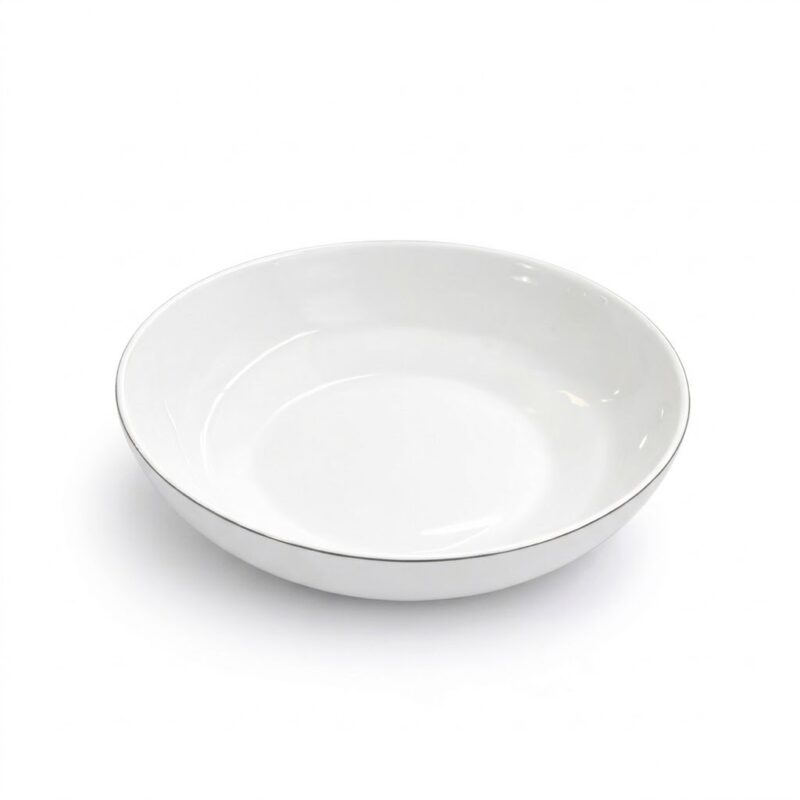 Farfurie adâncă albă cu finisaj lucios și margine subțire, ideală pentru servirea supelor sau a pastelor.