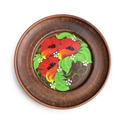 Farfurie circulară din ceramică de teracotă brună, pictată manual cu un model central vibrand de trei maci roșii, frunze verzi și flori albe mici, pe un fundal alb curat.