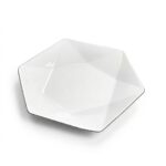 Farfurie adâncă albă cu design geometric modern și margini fațetate, fabricată din porțelan de calitate.