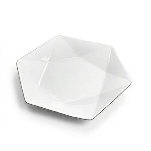 Farfurie adâncă albă cu design geometric modern și margini fațetate, fabricată din porțelan de calitate.