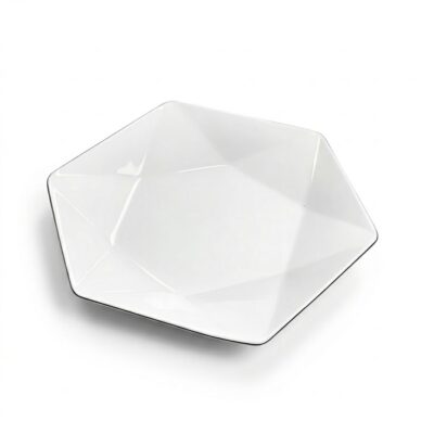 Farfurie adâncă albă cu design geometric modern și margini fațetate, fabricată din porțelan de calitate.