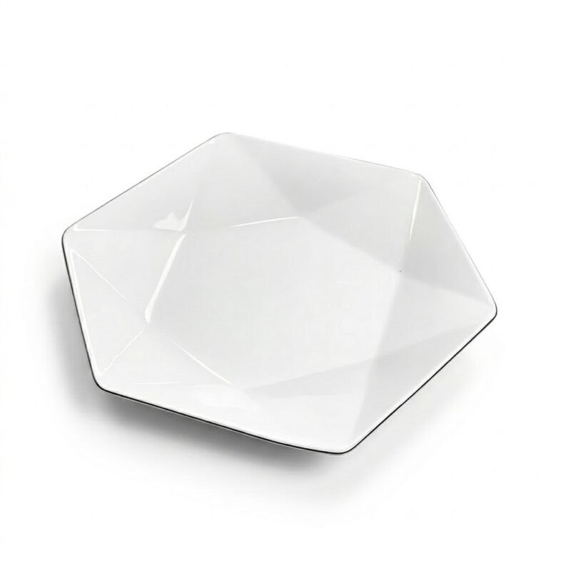 Farfurie adâncă albă cu design geometric modern și margini fațetate, fabricată din porțelan de calitate.