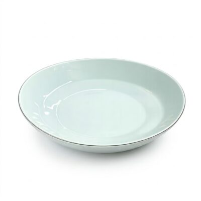 Farfurie adâncă rotundă în nuanță verde mentă, cu margine subțire argintie, izolată pe fundal alb.