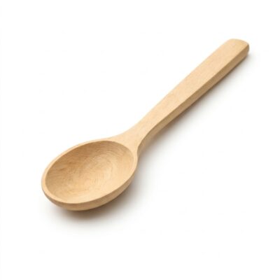 Lingură mică din lemn natural pe fundal alb, design minimalist.