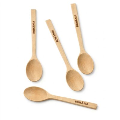 Lingură din lemn finisat manual cu inscripția România pe mâner, suvenir tradițional românesc.
