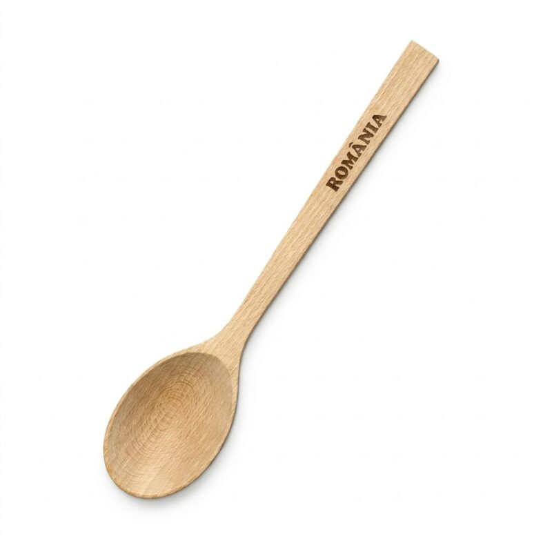 Lingură din lemn finisat manual cu inscripția România pe mâner, suvenir tradițional românesc.