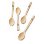 Set de patru linguri din lemn lucrate manual, decorate cu motive florale tradiționale roșii și verzi.