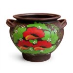 Oală din ceramică tradițională pentru lapte sau smântână, pictată manual cu flori roșii mari și detalii verzi, fundal alb pur, format pătrat pentru magazin online.