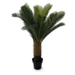 Palmier artificial decorativ tip Cycas, cu frunze verzi și trunchi texturat, așezat într-un ghiveci negru simplu.