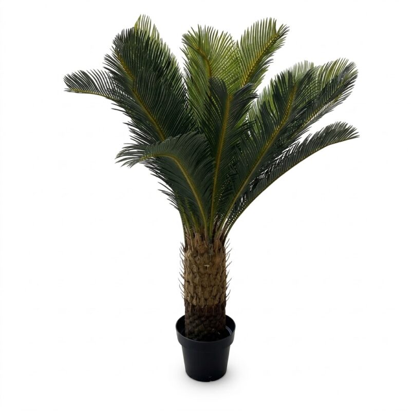 Palmier artificial decorativ tip Cycas, cu frunze verzi și trunchi texturat, așezat într-un ghiveci negru simplu.