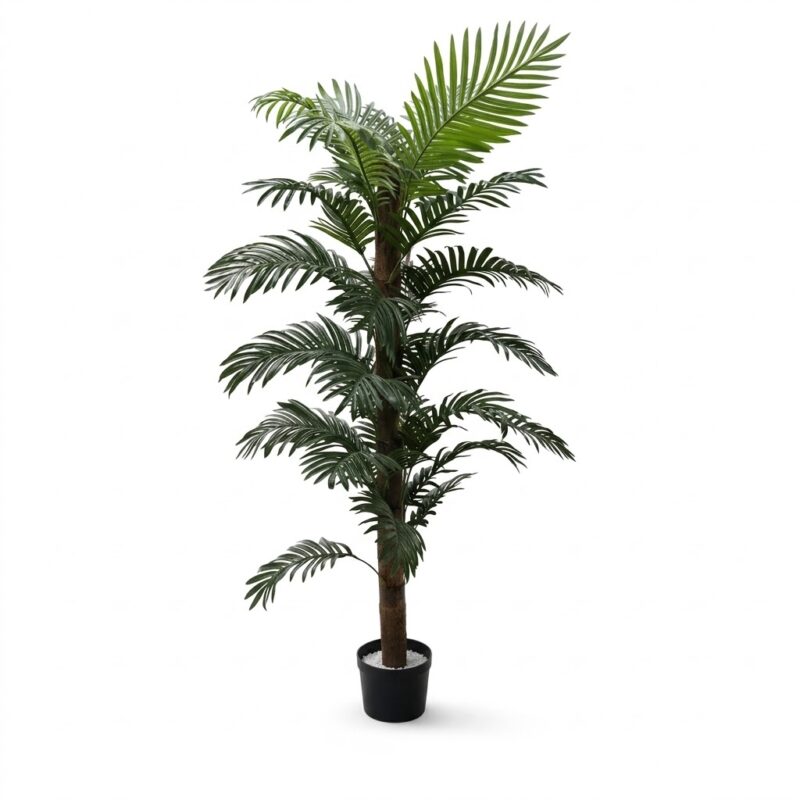 Planta artificiala realista de palmier, inalta, cu frunze verzi bogate si trunchi texturat, prezentata intr-un ghiveci minimalist negru cu pietre decorative albe la baza, pe un fundal alb pur. O solutie perfecta pentru decorarea interioara fara intretinere.
