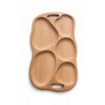 Platou din lemn natur cu 6 compartimente și design organic asimetric, pentru servire.