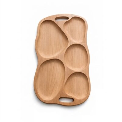 Platou din lemn natur cu 6 compartimente și design organic asimetric, pentru servire.
