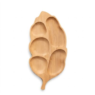 Platou din lemn masiv în formă de frunză, cu 5 compartimente pentru servirea aperitivelor și brânzeturilor, vedere de sus.