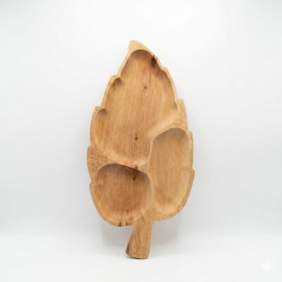 Platou din lemn compartimentat, în formă de frunză, ideal pentru servirea aperitivelor și brânzeturilor.