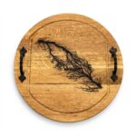 edere de sus a unui platou rotund pentru servire, din lemn masiv cu diametrul de 32 cm, decorat cu o gravură centrală detaliată în formă de crenguțe și prevăzut cu mânere din fier torsadat.