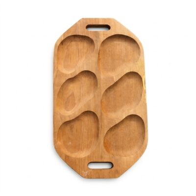 Platou din lemn natur pentru servire aperitive, cu 6 compartimente și mânere.