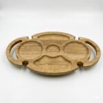 Platou oval din lemn pentru servire aperitive și brânzeturi, prevăzut cu compartimente rotunde și decupaje laterale speciale pentru susținerea paharelor