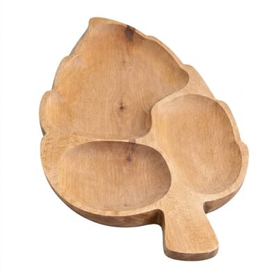 Platou din lemn masiv pentru servire, sculptat în formă de frunză, cu trei compartimente distincte, așezat pe un fundal alb curat. Ideal pentru aperitive și gustări.