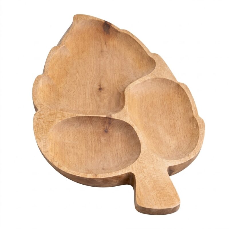 Platou din lemn masiv pentru servire, sculptat în formă de frunză, cu trei compartimente distincte, așezat pe un fundal alb curat. Ideal pentru aperitive și gustări.